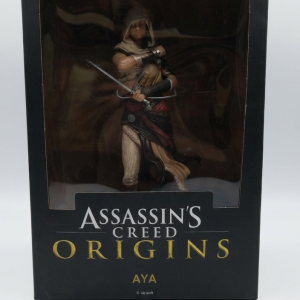 اکشن فیگور اورجینال شخصیت Aya از بازی Assassin’s Creed Origins داخل جعبه مشکی یوبی‌سافت.